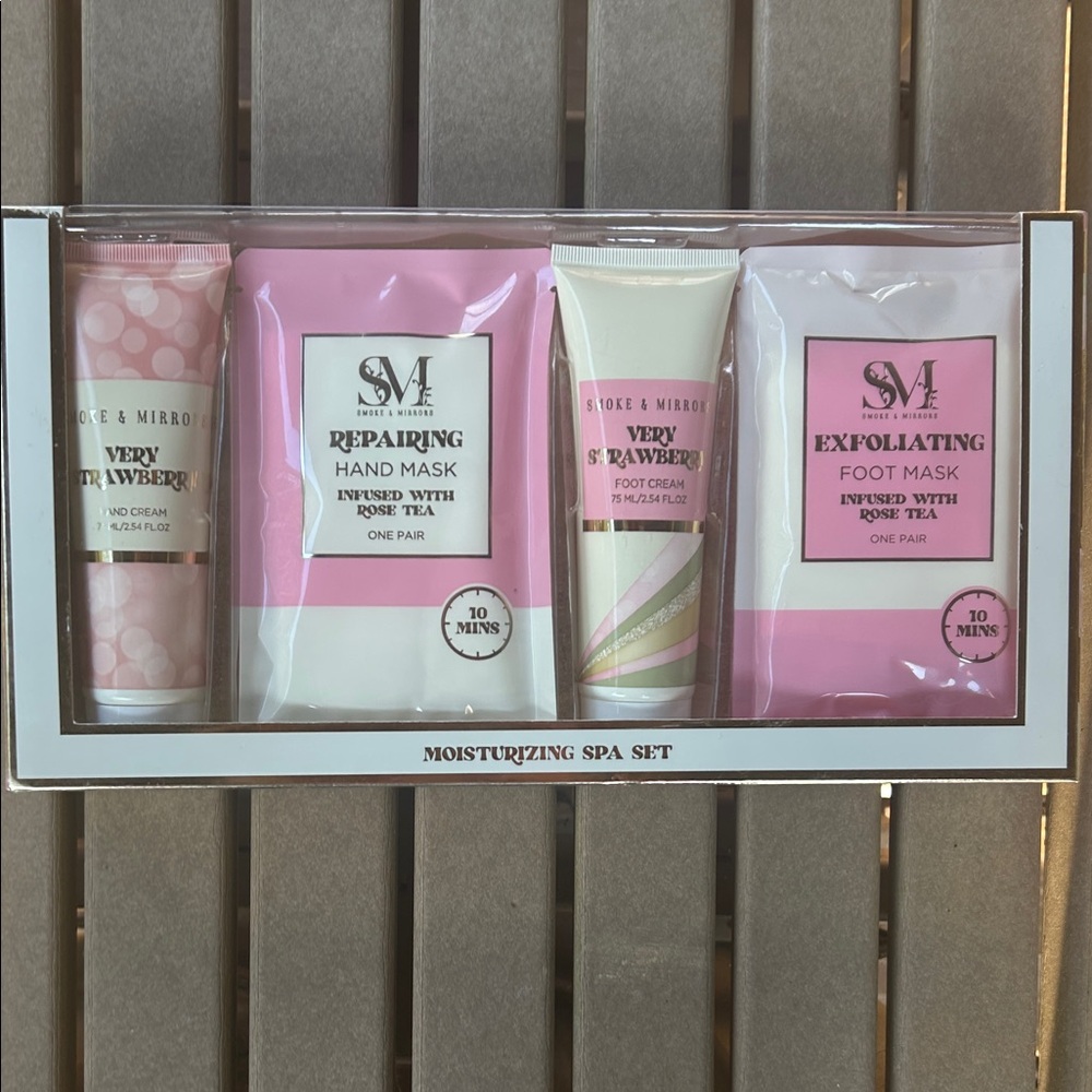 Smoke & Mirrors Very Strawberry Spa Set - Pink